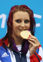 Picture of Jessica-Jane Applegate biting her gold medal